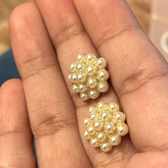 ⚜️3 for $30⚜️ Pearl Cluster Stud Earrings (Gold Tone) - Picture 4 of 5